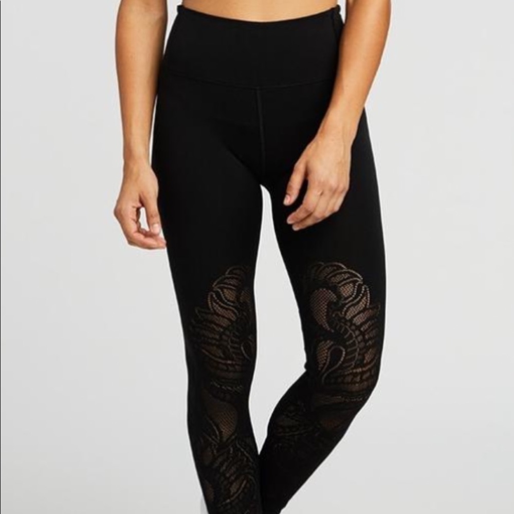 SOLD Lululemon Reveal Tight in Lattice Paisley x Soul Cycle Leggings Size 2 - Picture 2 of 6